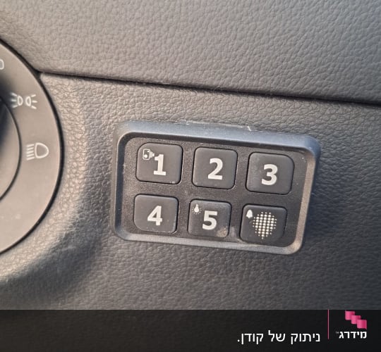 לחצנים בלוח מחוונים של רכב